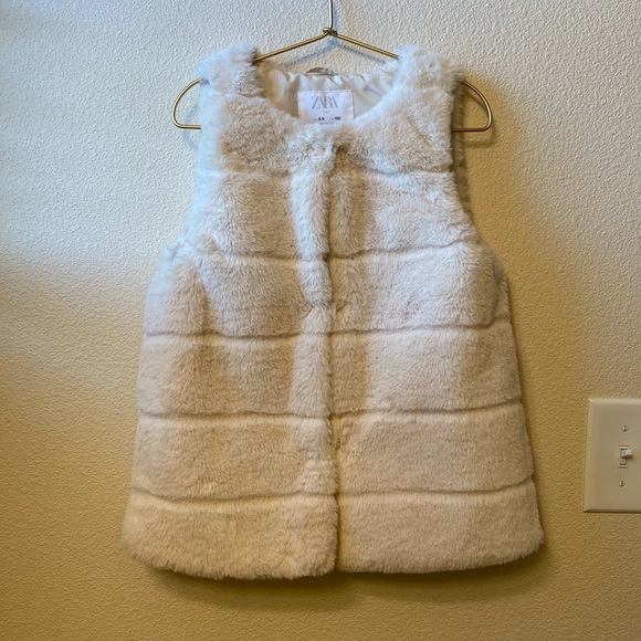 ZARA | Cream Faux Fur Vest - Picture 2 of 8